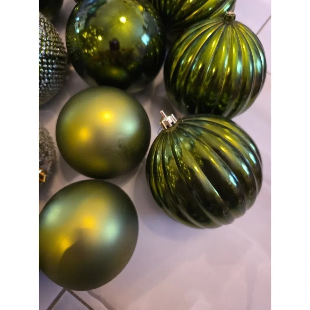 HOLIDAY‎ TIME 18 SHATTERPROOF HANGING ORNAMENTS ROUND BALLS Green